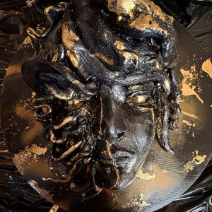 Sous ses paupières dorment les rêves qu’elle protège.